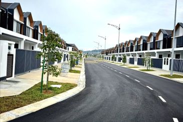 For Sale - Corner Lot Spacious Modern Design @ Anisa, Serenia City