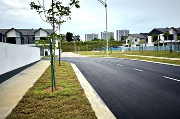 For Sale - Corner Lot Spacious Modern Design @ Anisa, Serenia City