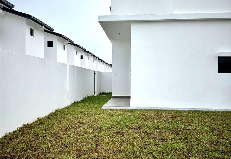 For Sale - Corner Lot Spacious Modern Design @ Anisa, Serenia City