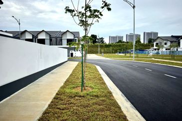 For Sale - Corner Lot Spacious Modern Design @ Anisa, Serenia City