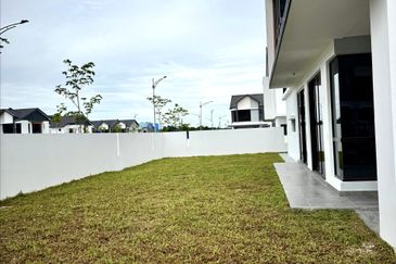For Sale - Corner Lot Spacious Modern Design @ Anisa, Serenia City