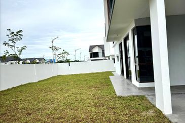 For Sale - Corner Lot Spacious Modern Design @ Anisa, Serenia City