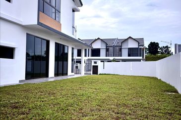 For Sale - Corner Lot Spacious Modern Design @ Anisa, Serenia City
