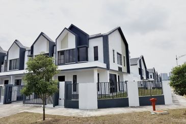 For Sale: Spacious Double Storey Corner Lot House @ Serenia Anira, Sepang