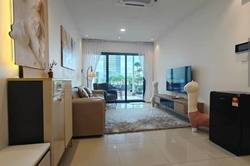🏡 Suasana Residence Suites @ JB Town 🏡 走路十多分钟就到达新柔关卡‼️楼下就可以吃海底捞的Sausana Suites🤩这个还是稀有款式付送一个比studio还大的560sqft超大阳台的单位🔥全家私单位拎包入住