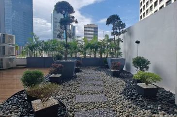 🏡 Suasana Residence Suites @ JB Town 🏡 走路十多分钟就到达新柔关卡‼️楼下就可以吃海底捞的Sausana Suites🤩这个还是稀有款式付送一个比studio还大的560sqft超大阳台的单位🔥全家私单位拎包入住