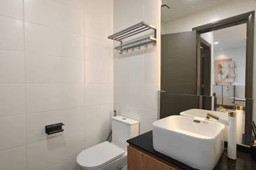 🏡 Suasana Residence Suites @ JB Town 🏡 走路十多分钟就到达新柔关卡‼️楼下就可以吃海底捞的Sausana Suites🤩这个还是稀有款式付送一个比studio还大的560sqft超大阳台的单位🔥全家私单位拎包入住