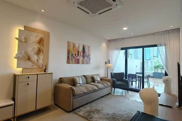 🏡 Suasana Residence Suites @ JB Town 🏡 走路十多分钟就到达新柔关卡‼️楼下就可以吃海底捞的Sausana Suites🤩这个还是稀有款式付送一个比studio还大的560sqft超大阳台的单位🔥全家私单位拎包入住