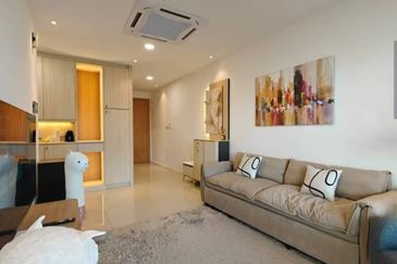 🏡 Suasana Residence Suites @ JB Town 🏡 走路十多分钟就到达新柔关卡‼️楼下就可以吃海底捞的Sausana Suites🤩这个还是稀有款式付送一个比studio还大的560sqft超大阳台的单位🔥全家私单位拎包入住