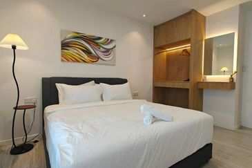 🏡 Suasana Residence Suites @ JB Town 🏡 走路十多分钟就到达新柔关卡‼️楼下就可以吃海底捞的Sausana Suites🤩这个还是稀有款式付送一个比studio还大的560sqft超大阳台的单位🔥全家私单位拎包入住