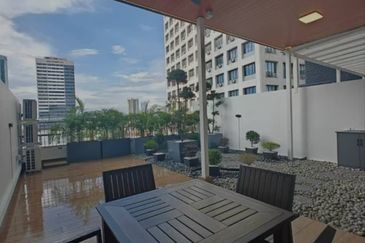 🏡 Suasana Residence Suites @ JB Town 🏡 走路十多分钟就到达新柔关卡‼️楼下就可以吃海底捞的Sausana Suites🤩这个还是稀有款式付送一个比studio还大的560sqft超大阳台的单位🔥全家私单位拎包入住