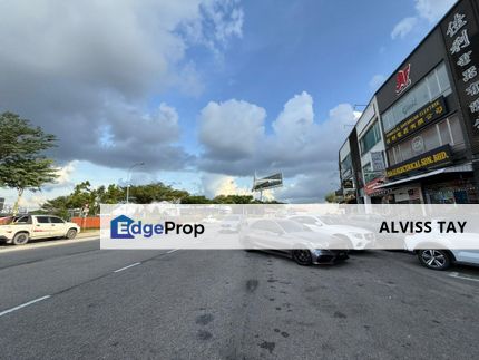 整个Taman Gaya 🤩 人流量 车流量 最Hot的一条街😍😍😍😍有Family Mart, 7Eleven , 99 Speed Mart🤩, Johor, Ulu Tiram