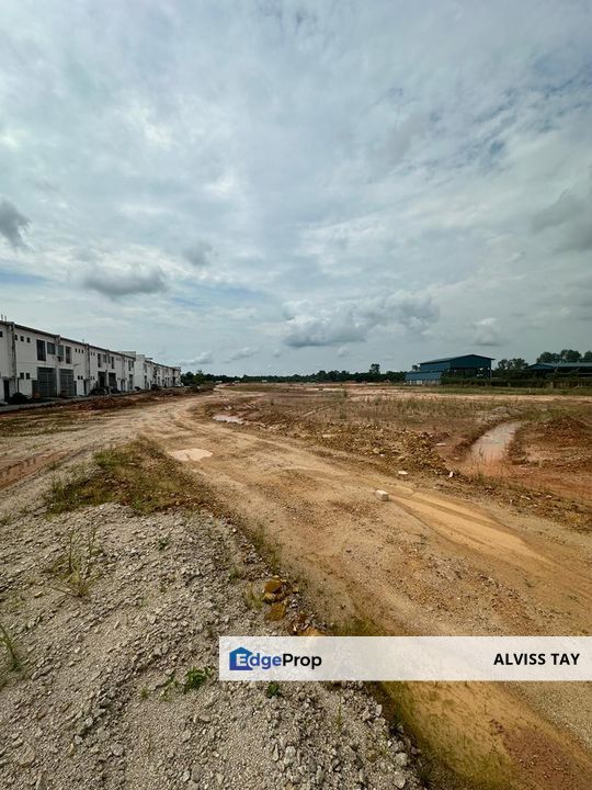  Pontian / 笨珍大路傍边的  Medium-Sized Industrial Land  / 17 Ekar / For Sale , Johor, Pontian