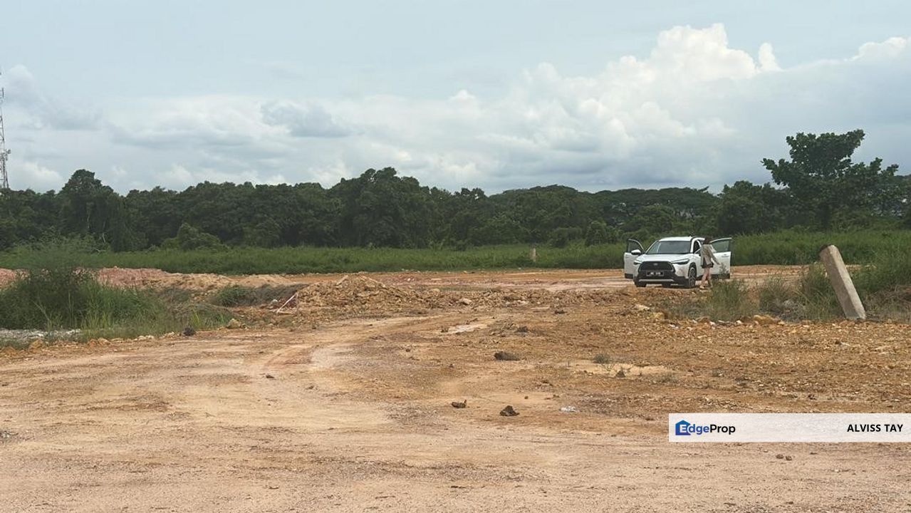  Pontian / 笨珍大路傍边的  Medium-Sized Industrial Land  / 17 Ekar / For Sale , Johor, Pontian