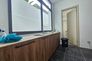 🏡 Jalan Anjung @ Horizon Hills / Double Storey Bungalow House  / 6 Bedroom /  Guard & Gated 