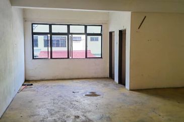 Kedai 3 Tingkat untuk Dijual di Tanah Merah
