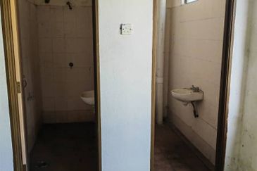 Kedai 3 Tingkat untuk Dijual di Tanah Merah