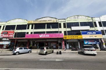 Kedai 3 Tingkat untuk Dijual di Tanah Merah