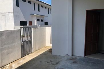 -Chabang Empat non bumi lot Terraced house for sale