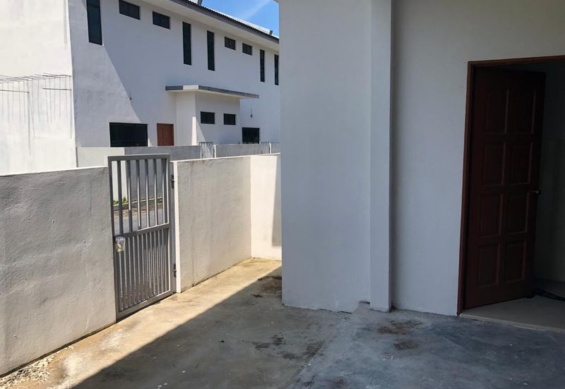 -Chabang Empat non bumi lot Terraced house for sale