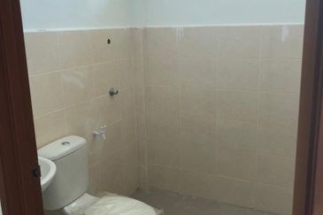 -Chabang Empat non bumi lot Terraced house for sale