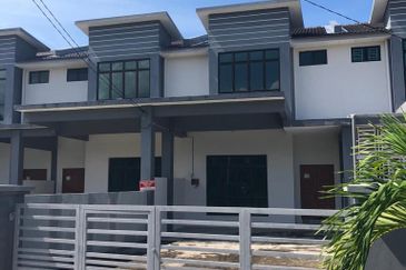 -Chabang Empat non bumi lot Terraced house for sale