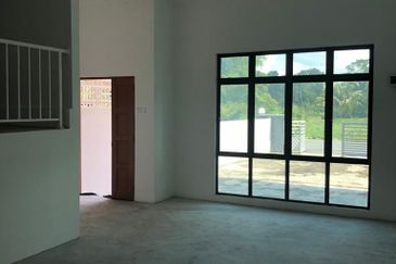 -Chabang Empat non bumi lot Terraced house for sale