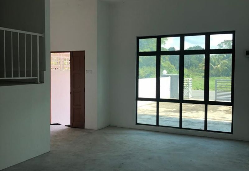 -Chabang Empat non bumi lot Terraced house for sale