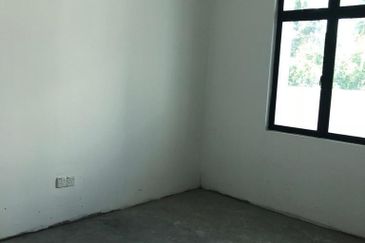 -Chabang Empat non bumi lot Terraced house for sale