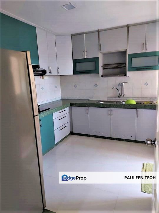 Renovated corner spacious unit just a short walk to schools, Kuala Lumpur, Dutamas