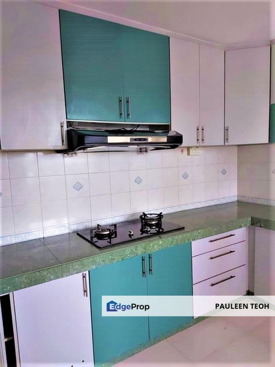 Renovated corner spacious unit just a short walk to schools, Kuala Lumpur, Dutamas