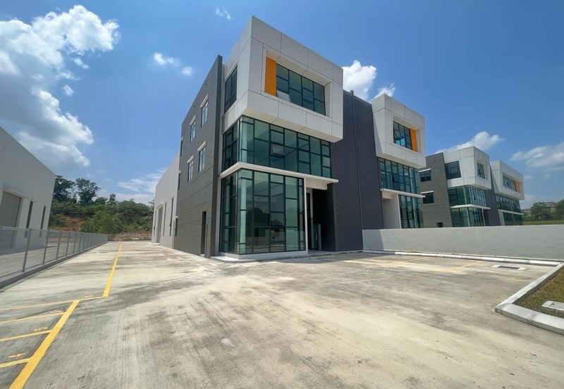 RAWANG INDUSTRIAL PARK 3 STOREY SEMI-D FACTORY CUM OFFICE WITH LIFT