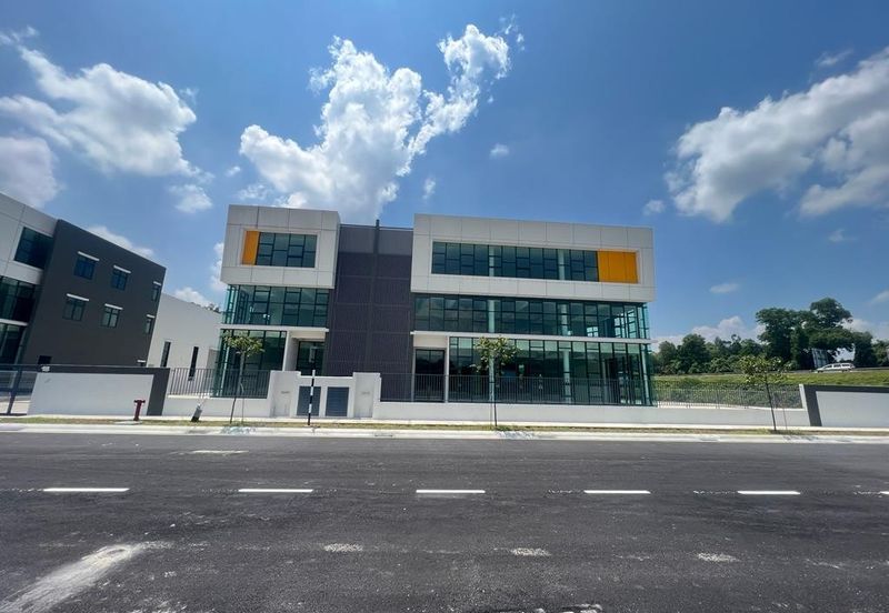 LAST 2 UNITS!!! RAWANG INDUSTRIAL PARK 3 STOREY SEMI-D FACTORY CUM OFFICE WITH LIFT
