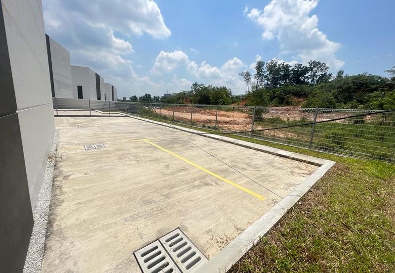 LAST 2 UNITS!!! RAWANG INDUSTRIAL PARK 3 STOREY SEMI-D FACTORY CUM OFFICE WITH LIFT