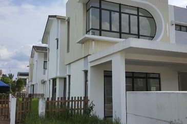 Cyberjaya - [Facing Golf field] Double Storey SemiD 35x100 [Last 1 Unit] First Come First Serve