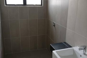 Kota Kemuning - Duoble Storey Corner . Owner Fast let Go !