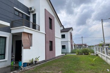 Kota Kemuning - Duoble Storey Corner . Owner Fast let Go !