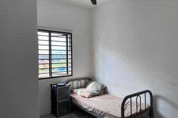 Kota Kemuning - Duoble Storey Corner . Owner Fast let Go !