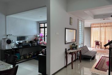 Kota Kemuning - Duoble Storey Corner . Owner Fast let Go !