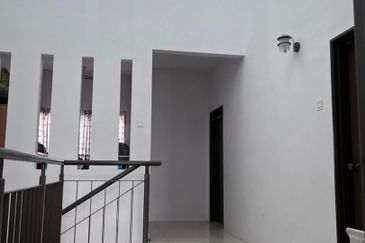 Kota Kemuning - Duoble Storey Corner . Owner Fast let Go !