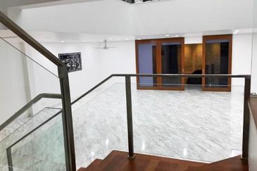 MANTIN - Below Market 37% Rumah Terrace 42x85 Full Loan 【Free Swimming Pool】