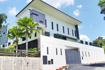 MANTIN - Below Market 37% Rumah Terrace 42x85 Full Loan 【Free Swimming Pool】