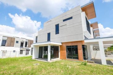 Bandar Enstek (Timur)