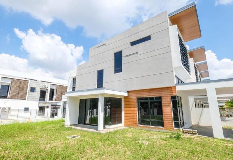 Bandar Enstek (Timur)