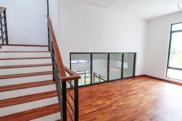 Bandar Enstek (Timur)