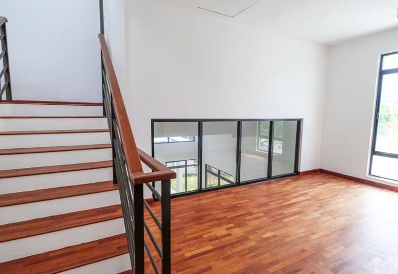 Bandar Enstek (Timur)