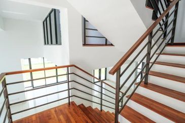 Bandar Enstek (Timur)