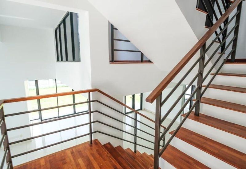 Bandar Enstek (Timur)