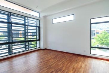 Bandar Enstek (Timur)