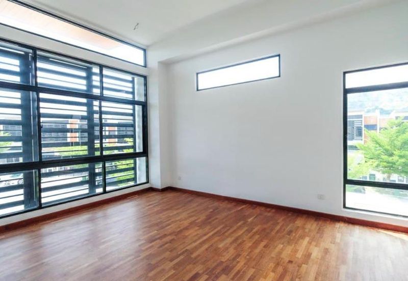 Bandar Enstek (Timur)